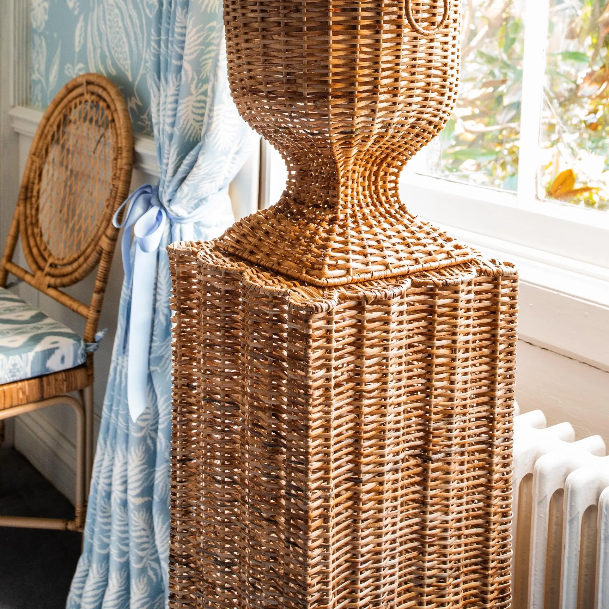 liliana_scalloped_rattan__6-1.webp Outlet Liliana Scalloped Rattan Pedestal And Urn Urns & Pedestals