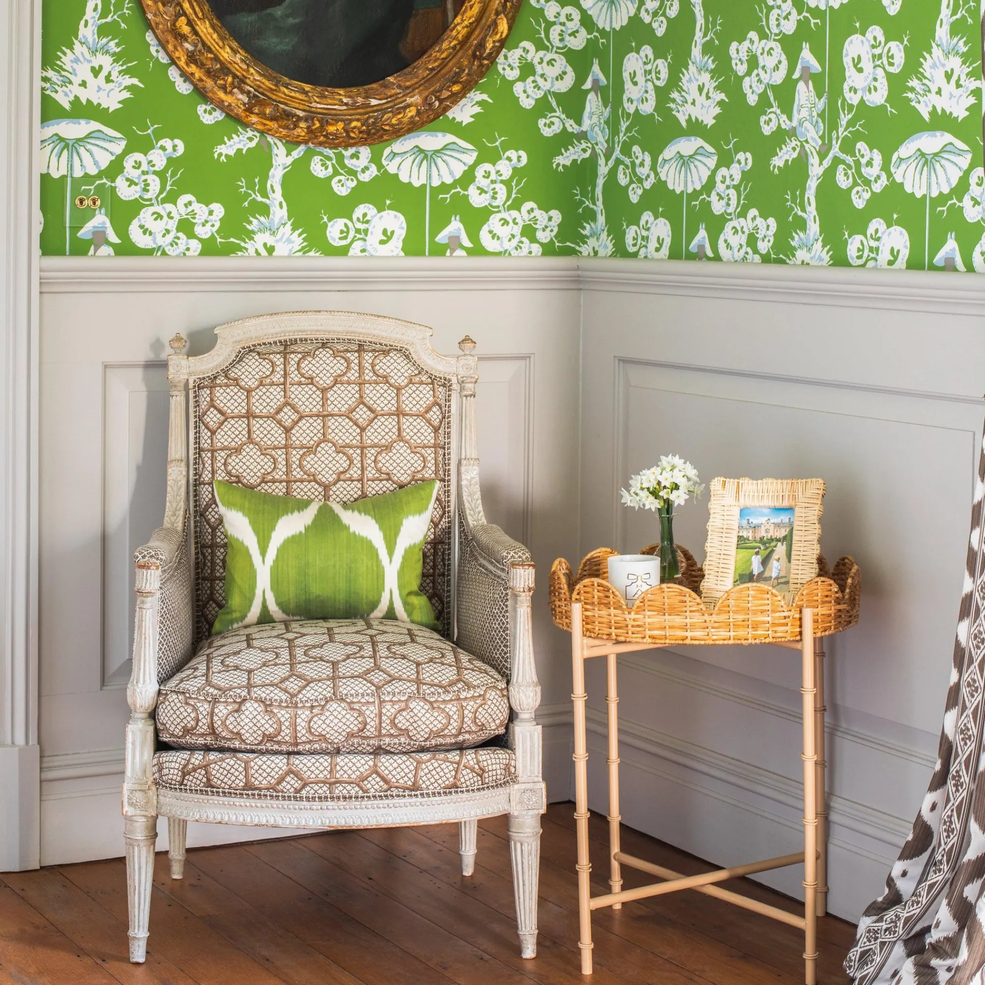 round_scalloped_rattan_tr_3-1.webp Best Round Scalloped Rattan Tray With Stand Trays & Liners