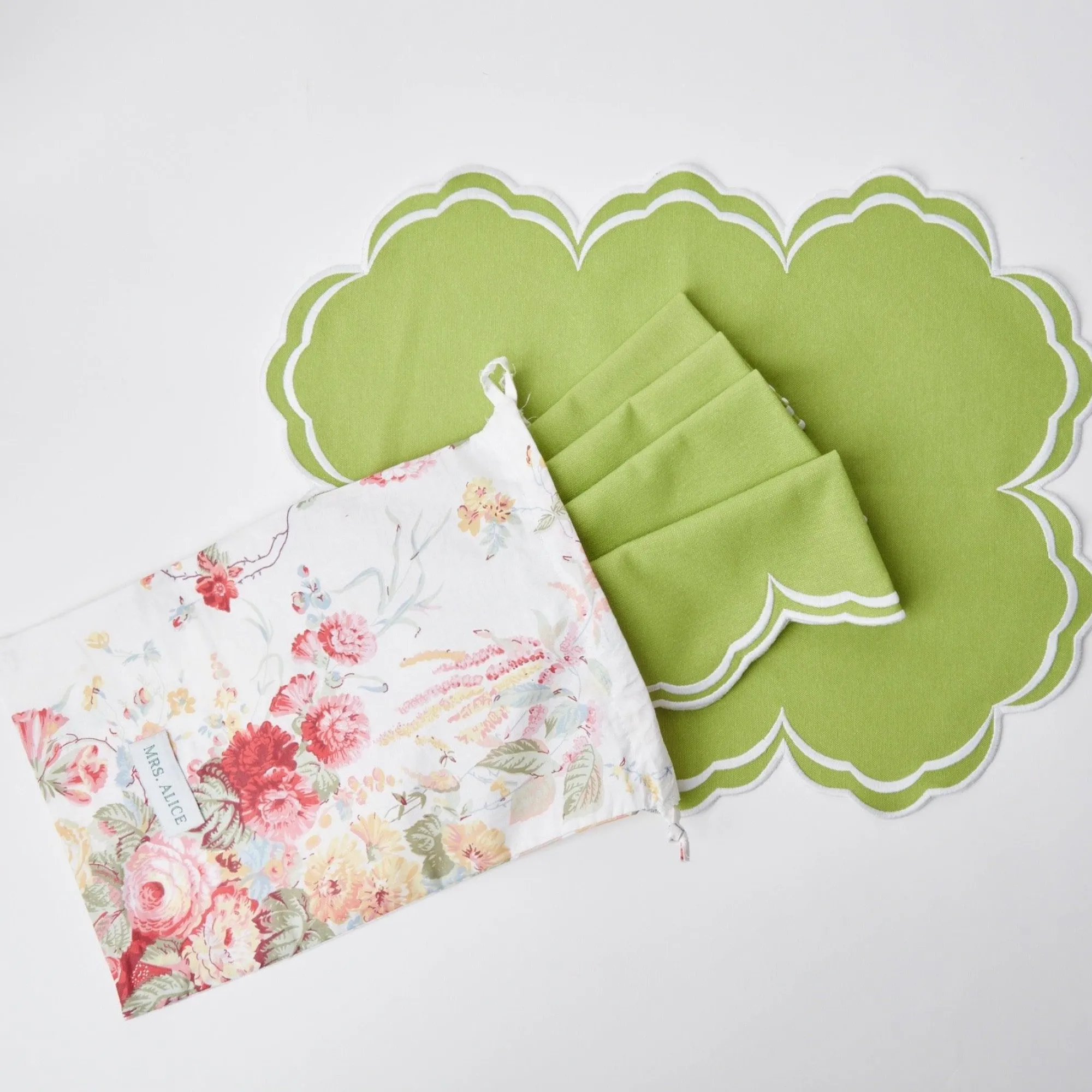 serena_apple_green_scallo_11-1.webp Outlet Serena Apple Green Scalloped Placemats (Set Of 4) Placemats