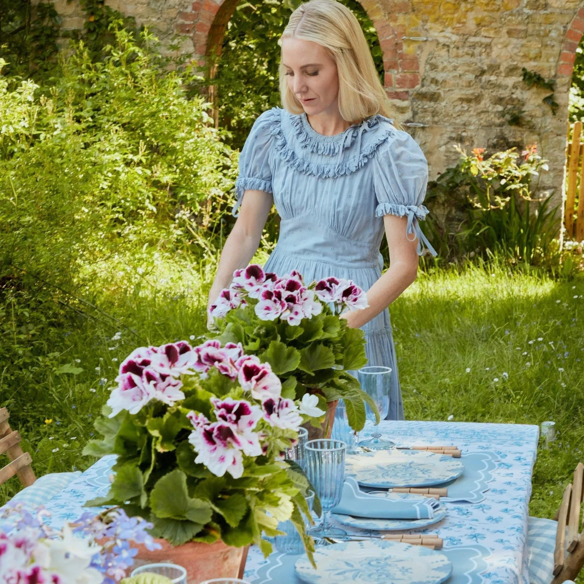 seville_blue_gardenia_din_17-4.webp Cheap Seville Blue Gardenia Dinner Plate Dinner Plates