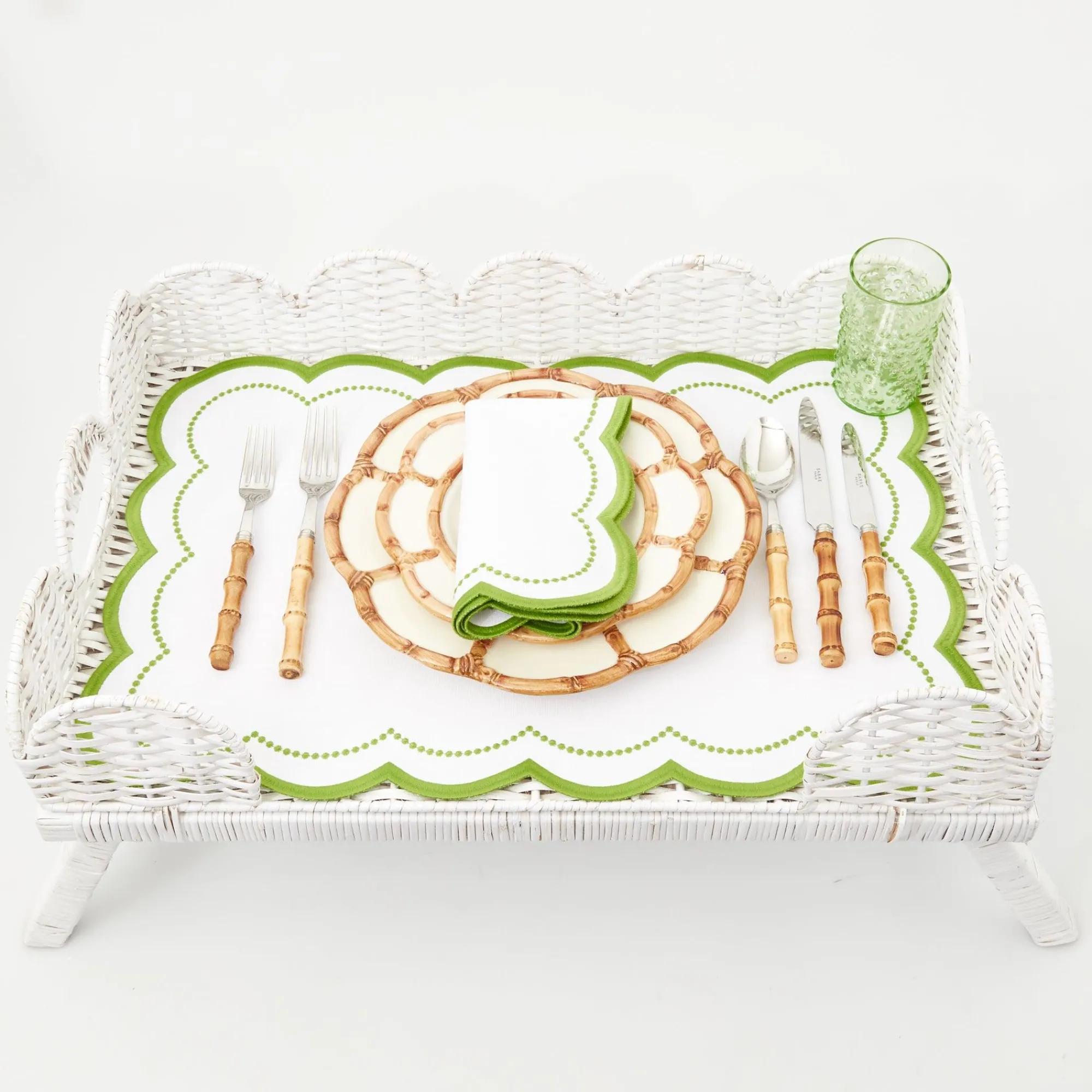 white_scalloped_rattan_br_2-1.webp Best Sale White Scalloped Rattan Breakfast Tray Rattan Tableware