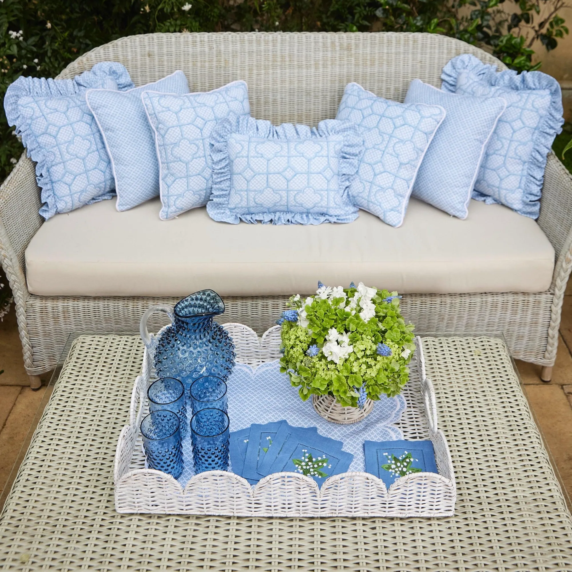 white_scalloped_rattan_tr_12.webp Sale White Scalloped Rattan Tray Trays & Liners