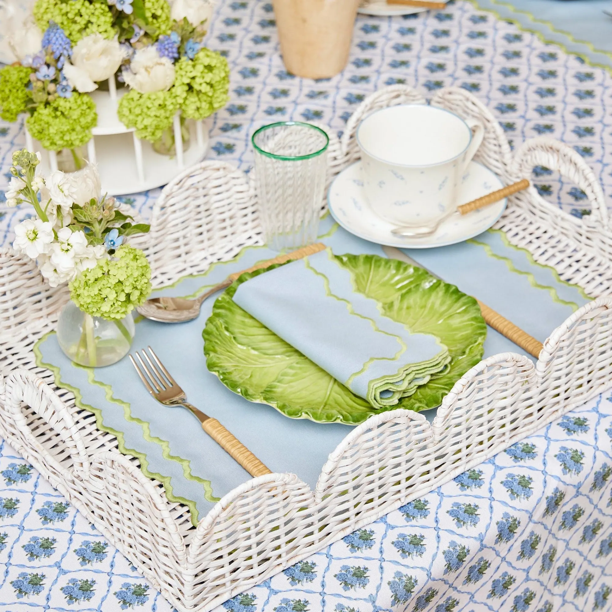 white_scalloped_rattan_tr_5-1.webp Sale White Scalloped Rattan Tray Trays & Liners